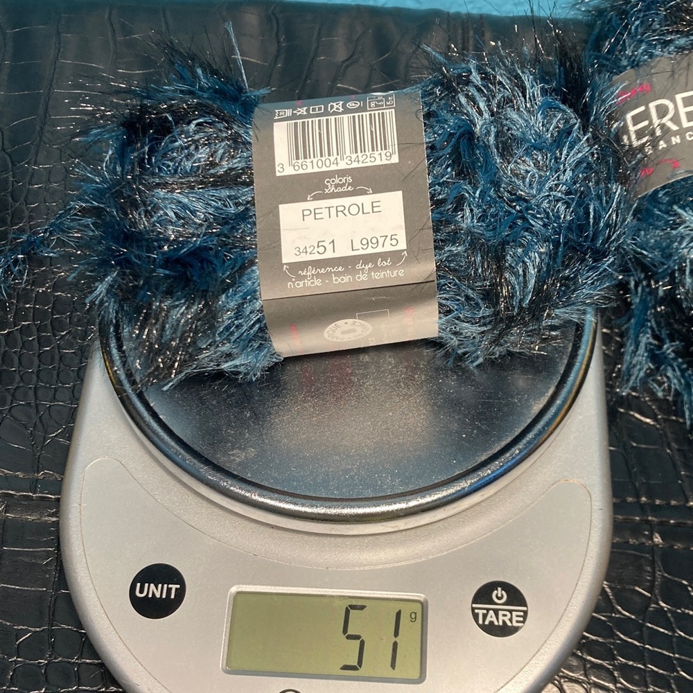 10 NWT Bergere de France Soft Faux Fur Yarn Color Petrole ALL‎ Lot L9975 - Picture 10 of 15